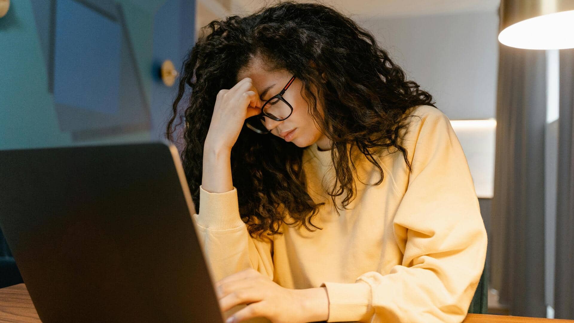 डेस्क जॉब कर रहे हैं? इन 5 आम स्वास्थ्य खतरों के बारे में जरूर जानें 