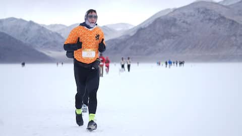 लद्दाख में आयोजित हुई 'पैंगोंग फ्रोजन लेक मैराथन', 7 देशों के 120 धावकों ने लिया हिस्सा 