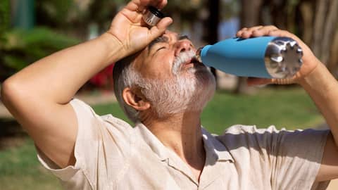 गर्मियों में बुजुर्गों को होता है डिहाइड्रेशन का अधिक खतरा, जानिए ऐसा होने के 5 कारण 