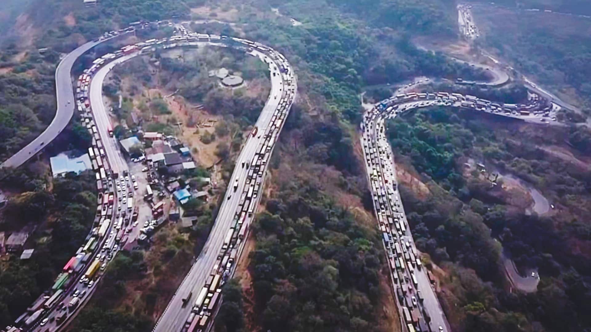 महाराष्ट्र: मुंबई-पुणे एक्सप्रेसवे पर 25 किलोमीटर लंबा जाम, 30 घंटे तक जाम में कैसे फंसे लोग?