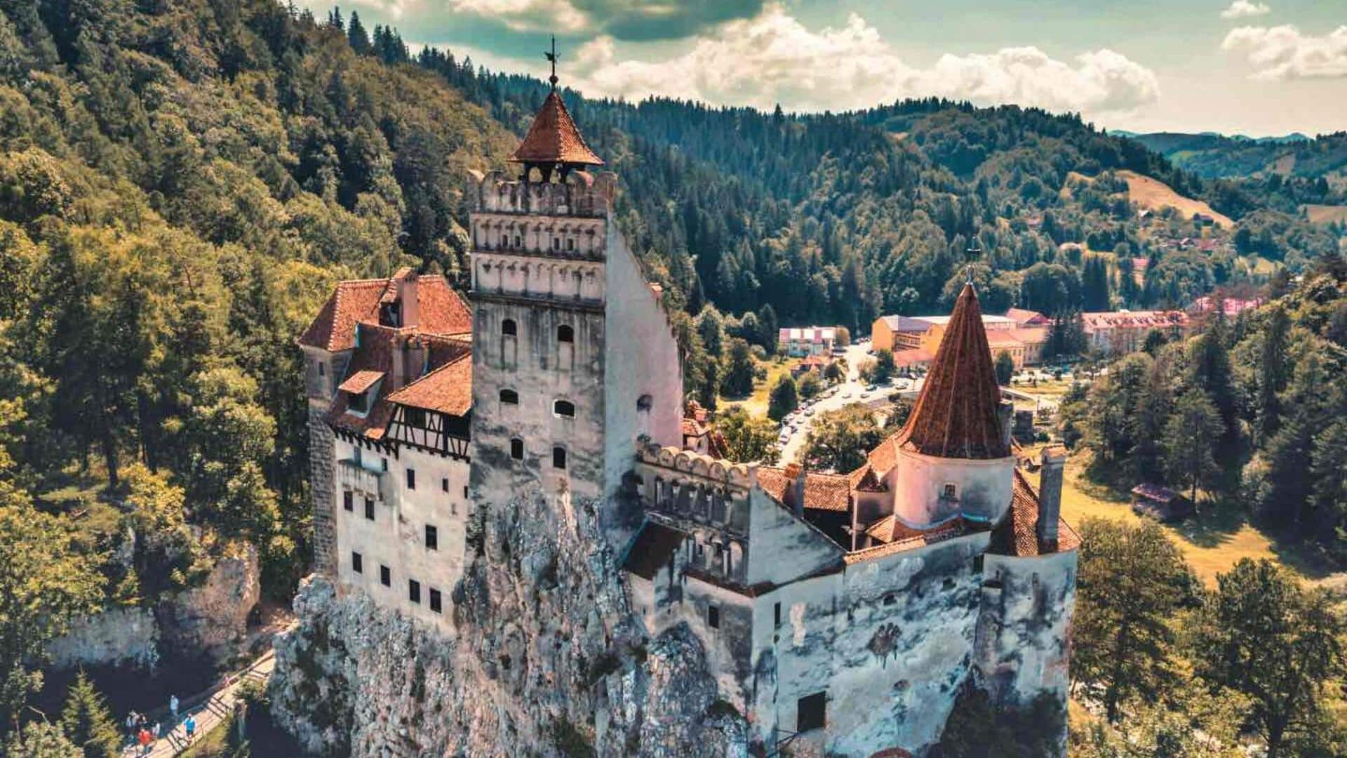 रोमेनिया के 4 अद्भुत किले, जिनकी भव्यता और सुंदरता देख आप हो जाएंगे मंत्रमुग्ध 