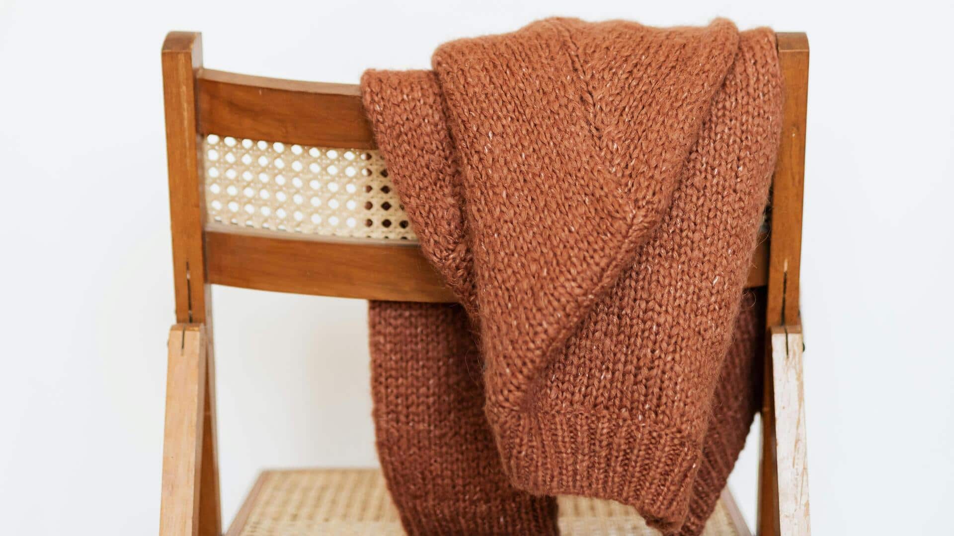 ऊनी कपड़ों का इस तरह से रखें ध्यान, नहीं होंगे खराब