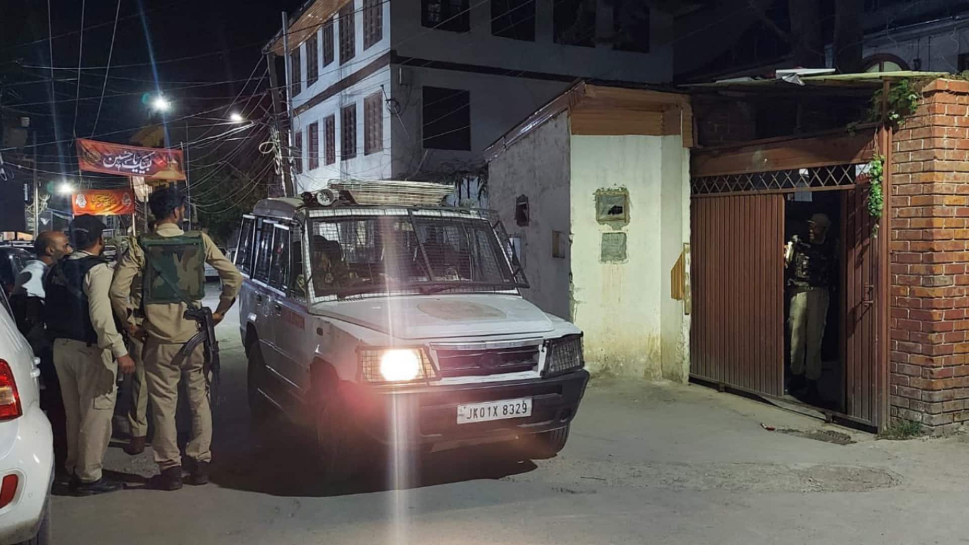 जम्मू-कश्मीर में 'शहीद दिवस' पर तनाव: कब्रिस्तान सील, कई नेता नजरबंद और लॉकडाउन जैसे हालात जम्मू-कश्मीर में 'शहीद दिवस' पर तनाव: कब्रिस्तान सील, कई नेता नजरबंद और लॉकडाउन जैसे हालात