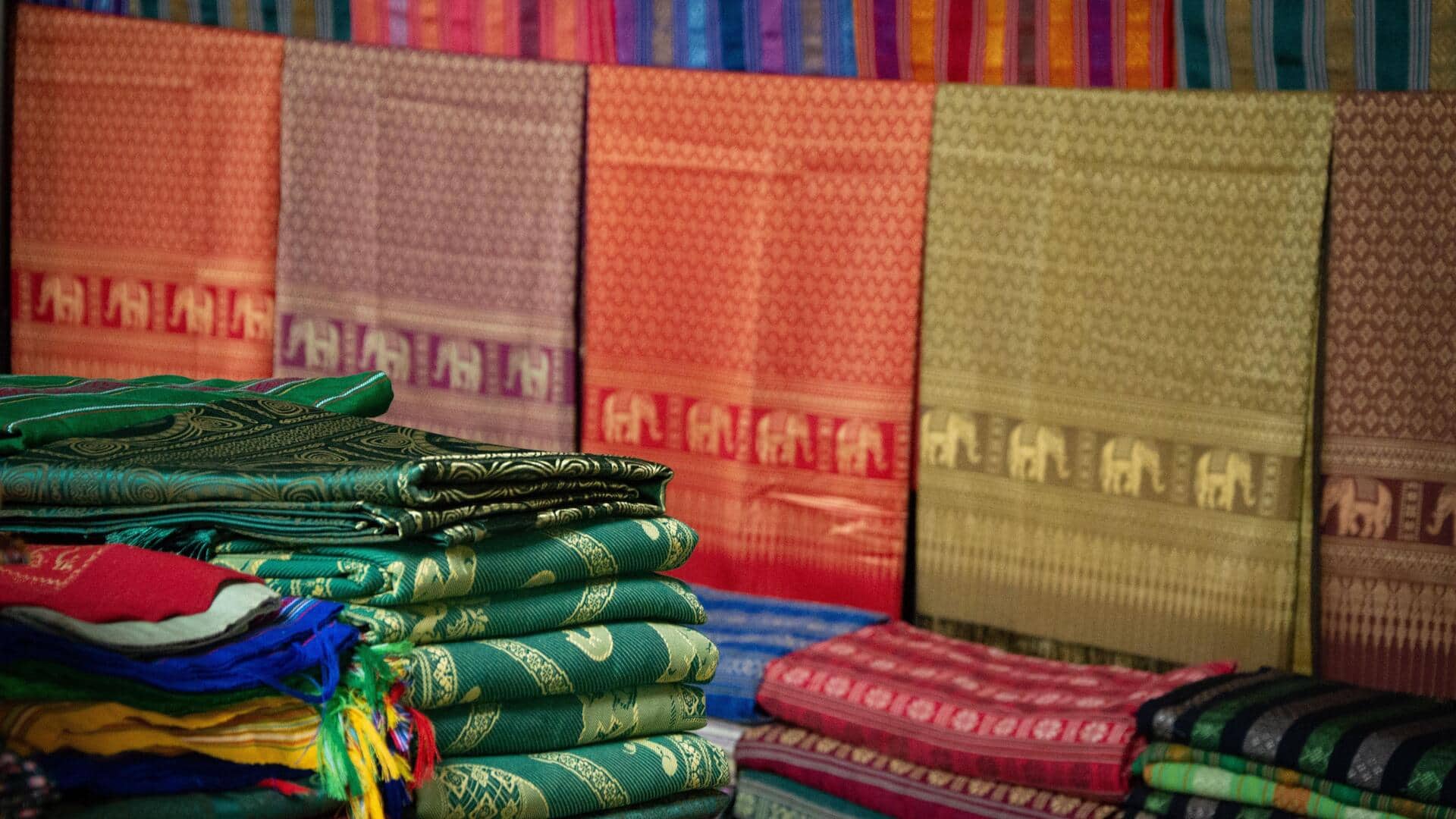 घर में रखी हैं कई पुरानी साड़ियां? उन्हें घर की सजावट में इस्तेमाल करने के तरीके
