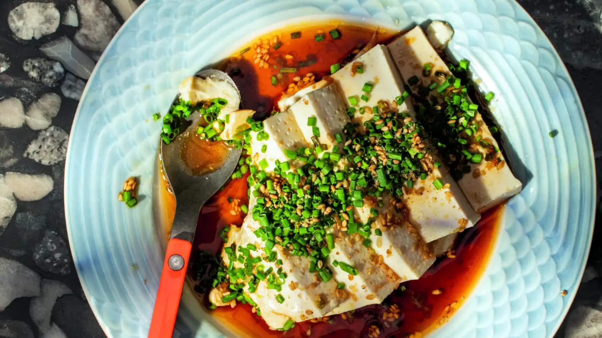 गर्मियों में बनाएं खाएं जापान का मशहूर टोफू, अदरक और सोया का ठंडा व्यंजन