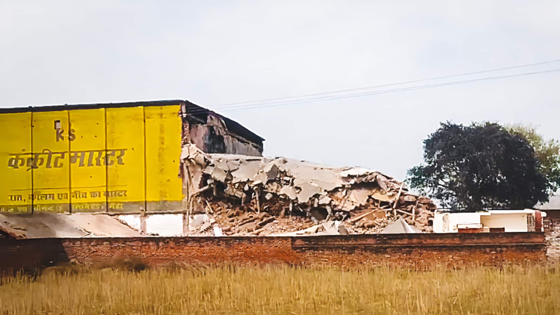 प्रयागराज में कोल्ड स्टोरेज का टैंक फटने से इमारत ढही; एक मौत, 20-25 लोग दबे