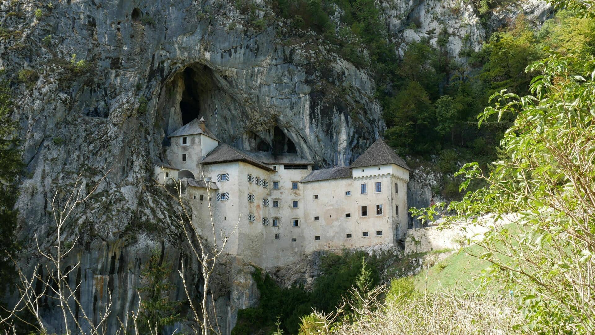 स्लोवेनिया की यात्रा में इन 5 आकर्षक गुफाओं और किलों को जरूर करें शामिल