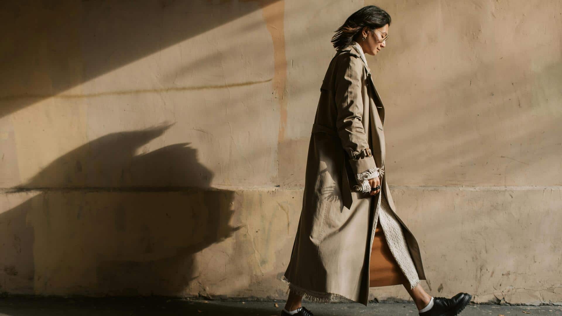 सर्दियों में लंबे कोट को स्टाइलिश बनाने के लिए अपनाएं ये तरीका