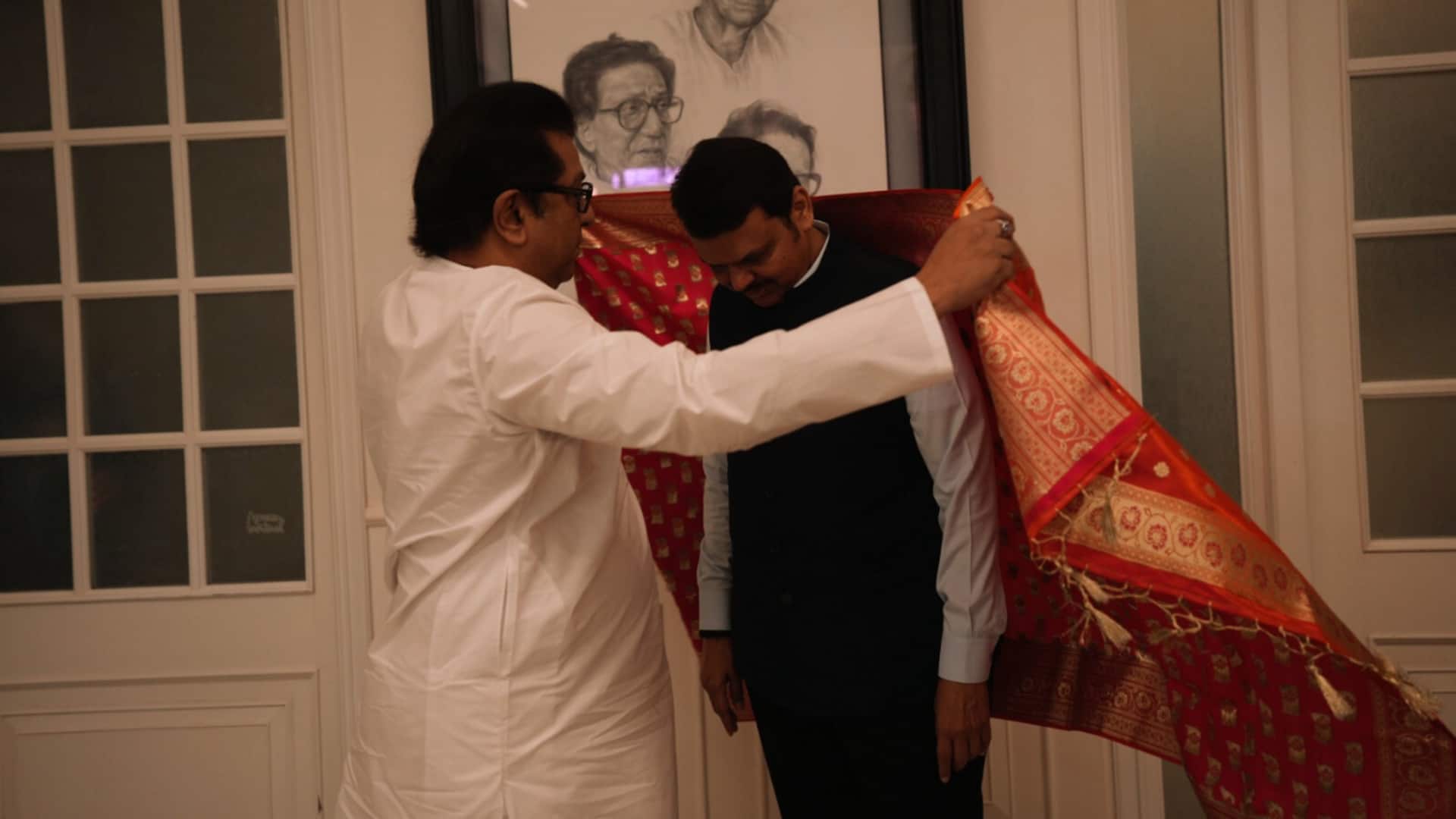 देवेंद्र फडणवीस और राज ठाकरे के बीच डेढ़ घंटे हुई मुलाकात, लग रही हैं कई अटकलें देवेंद्र फडणवीस और राज ठाकरे के बीच डेढ़ घंटे हुई मुलाकात, लग रही हैं कई अटकलें