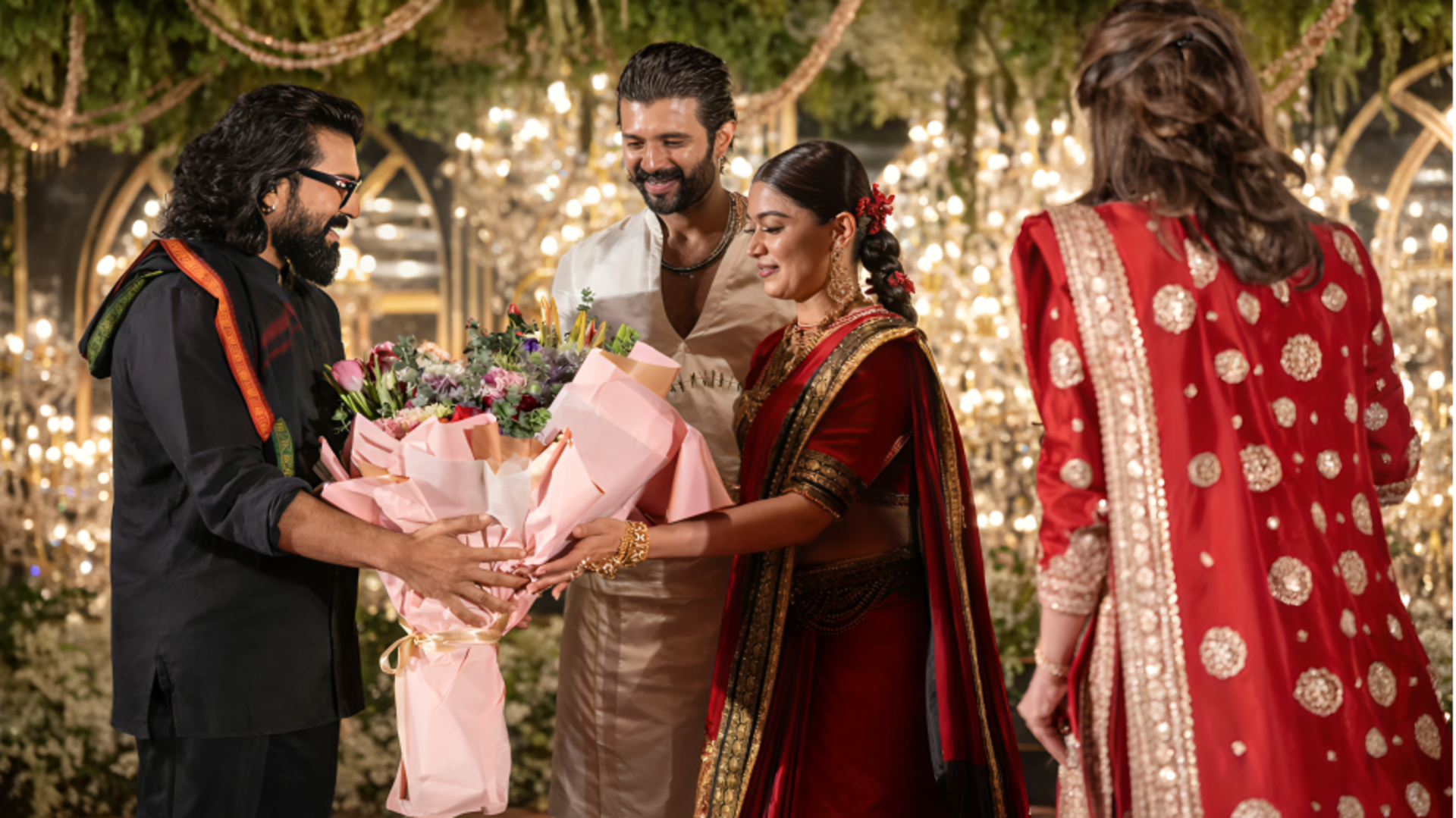 विजय देवरकोंडा-रश्मिका मंदाना के रिसेप्शन में नंगे पैर क्यों पहुंचे राम चरण? वीडियो देख हैरान फैंस