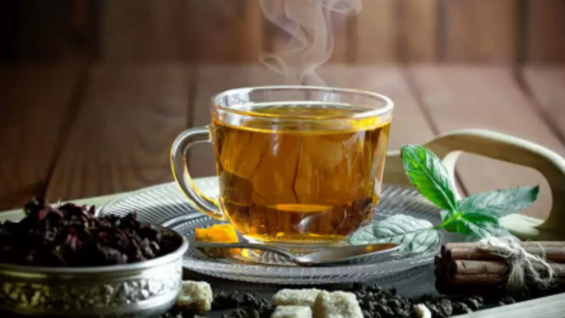 मानसून के दौरान ठंड से बचने और रोग प्रतिरोधक क्षमता बढ़ाने के लिए बनाएं ये काढ़े