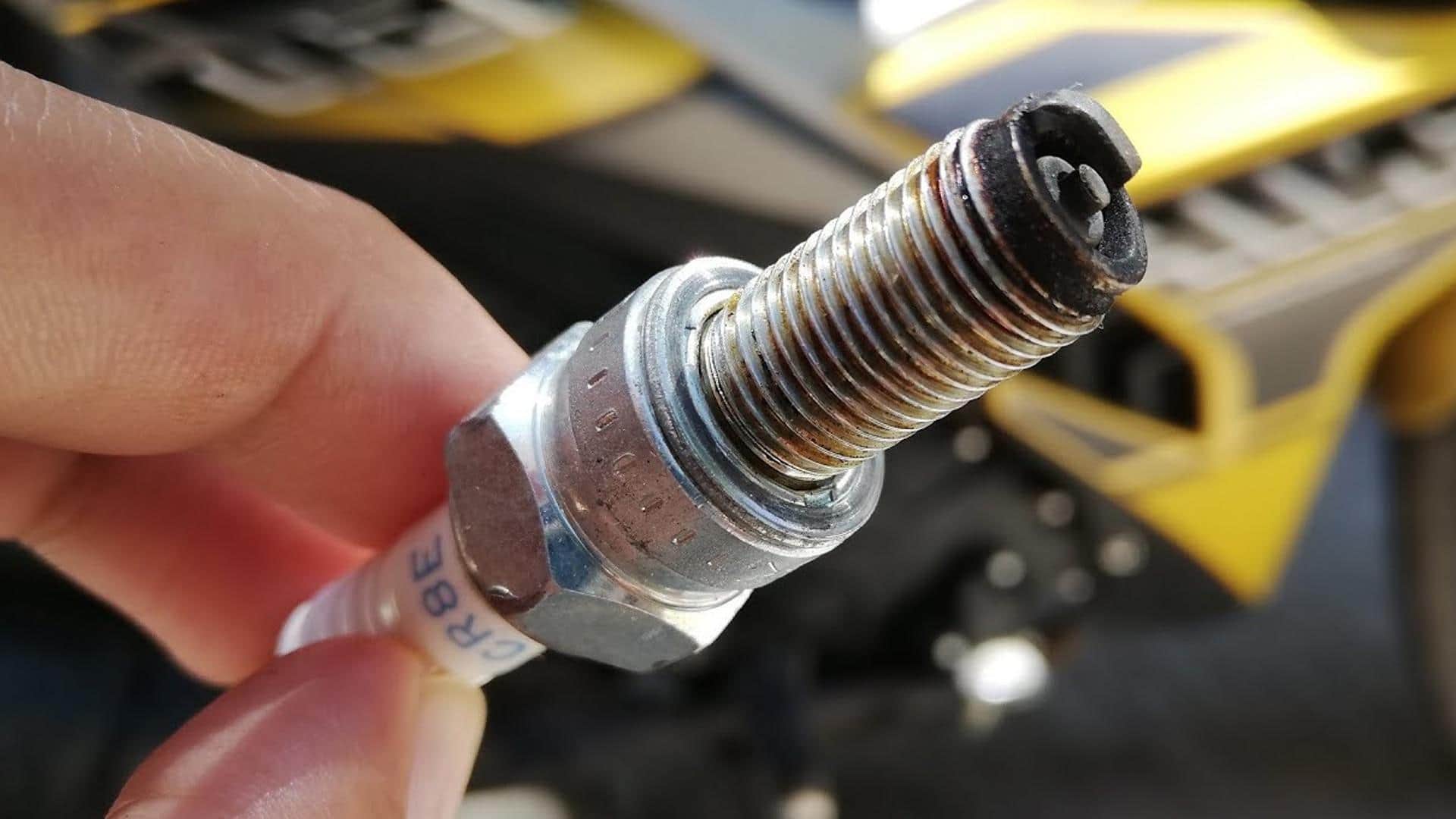 बाइक में स्पार्क प्लग खराब होने के क्या होते हैं संकेत?