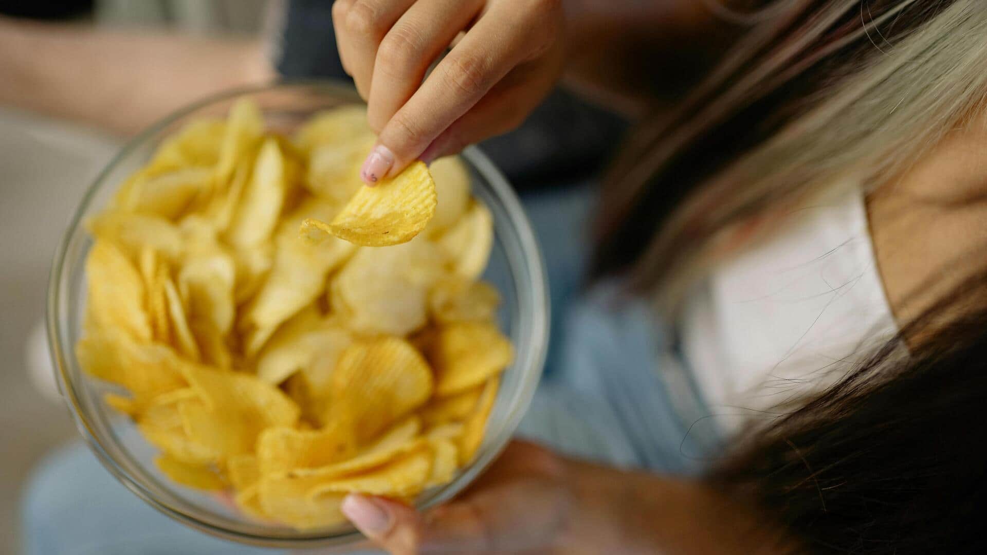 दिनभर स्नैक्स खाने का करता रहता है मन? इन बातों पर जरूर दें ध्यान