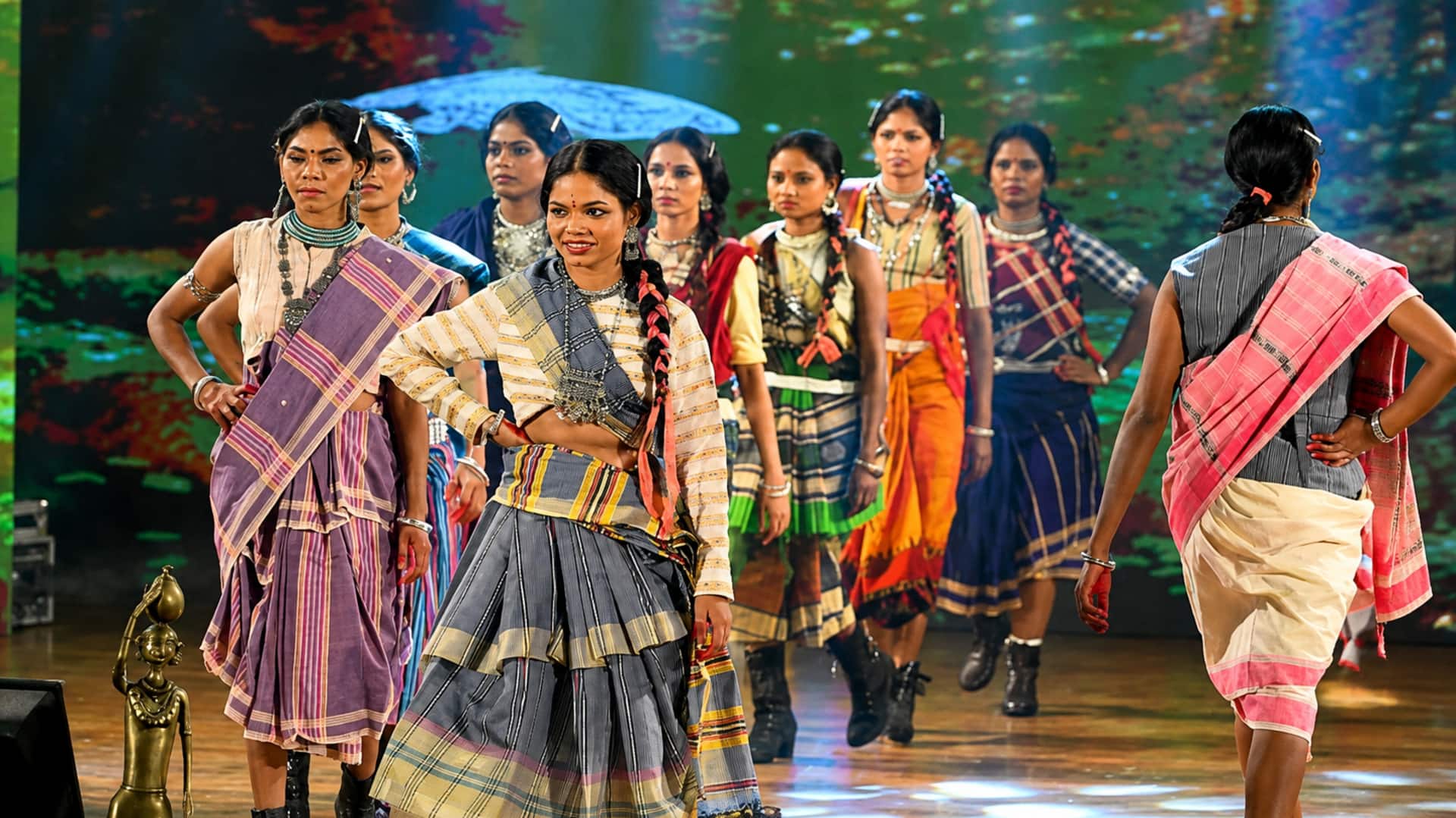 पूर्व माओवादी महिलाओं को सिलाई के लिए ले गए और धोखे से कराया रैंप वॉक- रिपोर्ट