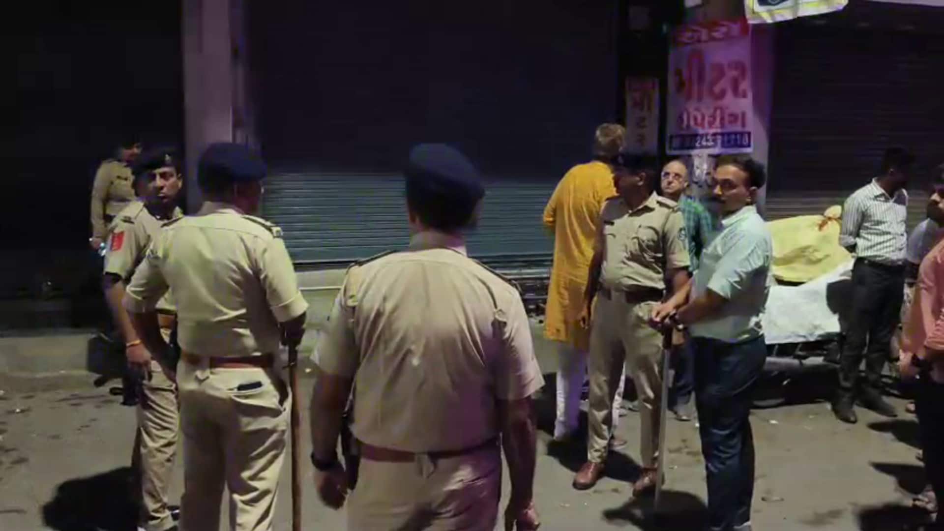 वडोदरा में भगवान गणेश की शोभायात्रा में फेंके गए अंडे, पुलिस ने 3 को दबोचा वडोदरा में भगवान गणेश की शोभायात्रा में फेंके गए अंडे, पुलिस ने 3 को दबोचा