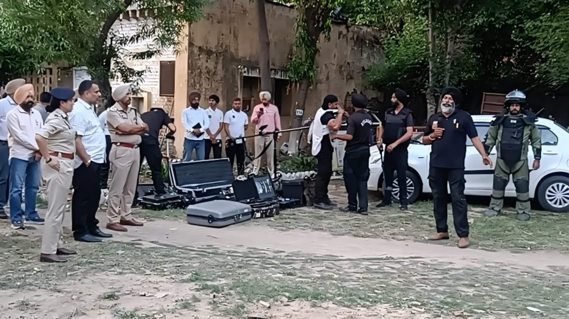 अमृतसर: विस्फोटक की खेप लेने आए आतंकी के धमाके में हाथ-पैर उड़े, बब्बर खालसा से संबंध अमृतसर: विस्फोटक की खेप लेने आए आतंकी के धमाके में हाथ-पैर उड़े, बब्बर खालसा से संबंध