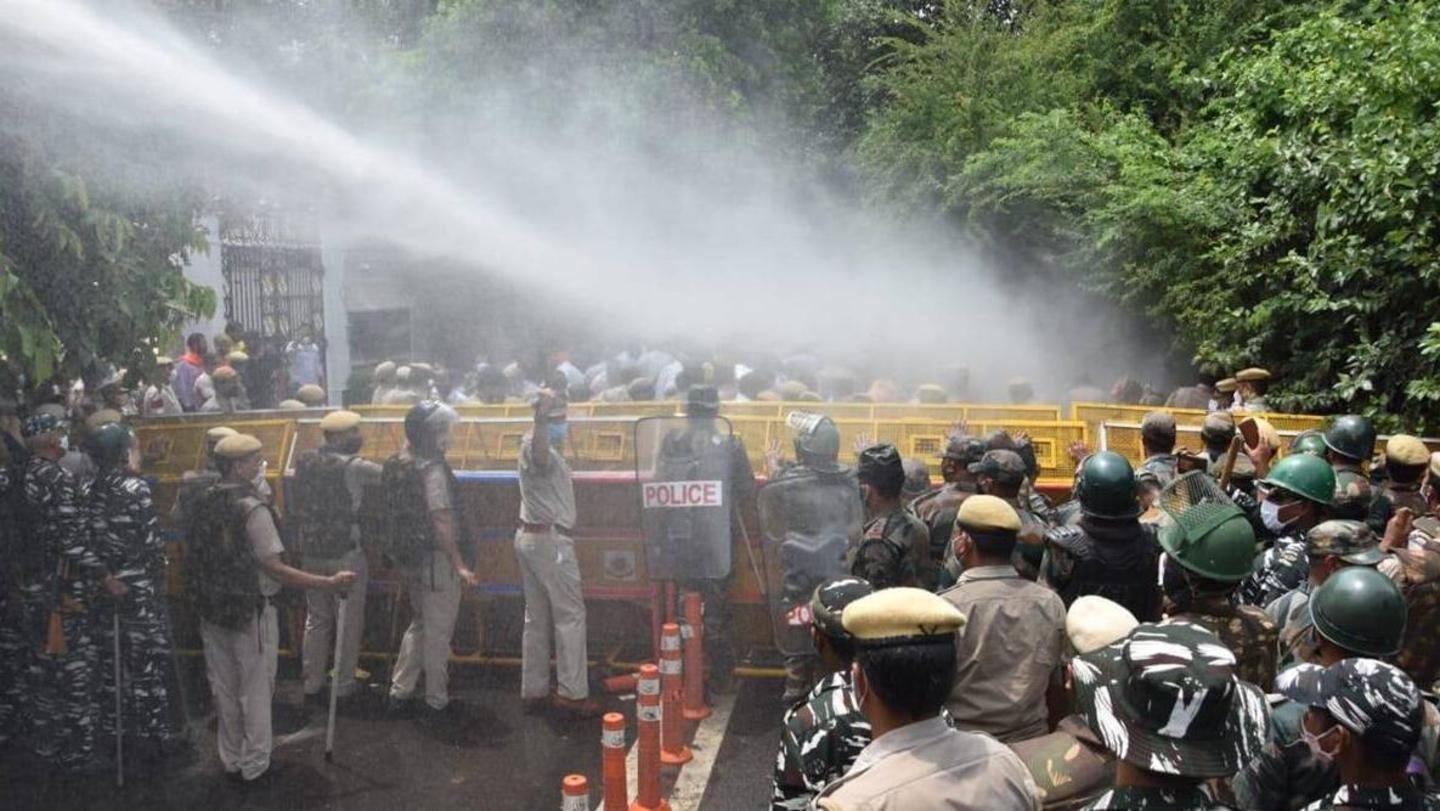 दिल्ली: पानी को लेकर प्रदर्शन कर रहे भाजपाइयों पर पुलिस ने किया वाटर कैनन का इस्तेमाल