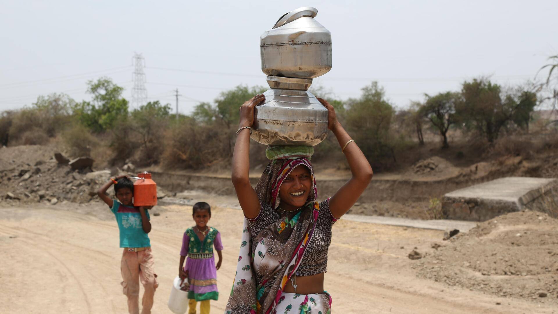 तमिलनाडु: रामनाथपुरम के गांवों में पानी की किल्लत, सूखे कुएं के बूंद-बूंद पानी के लिए संघर्ष
