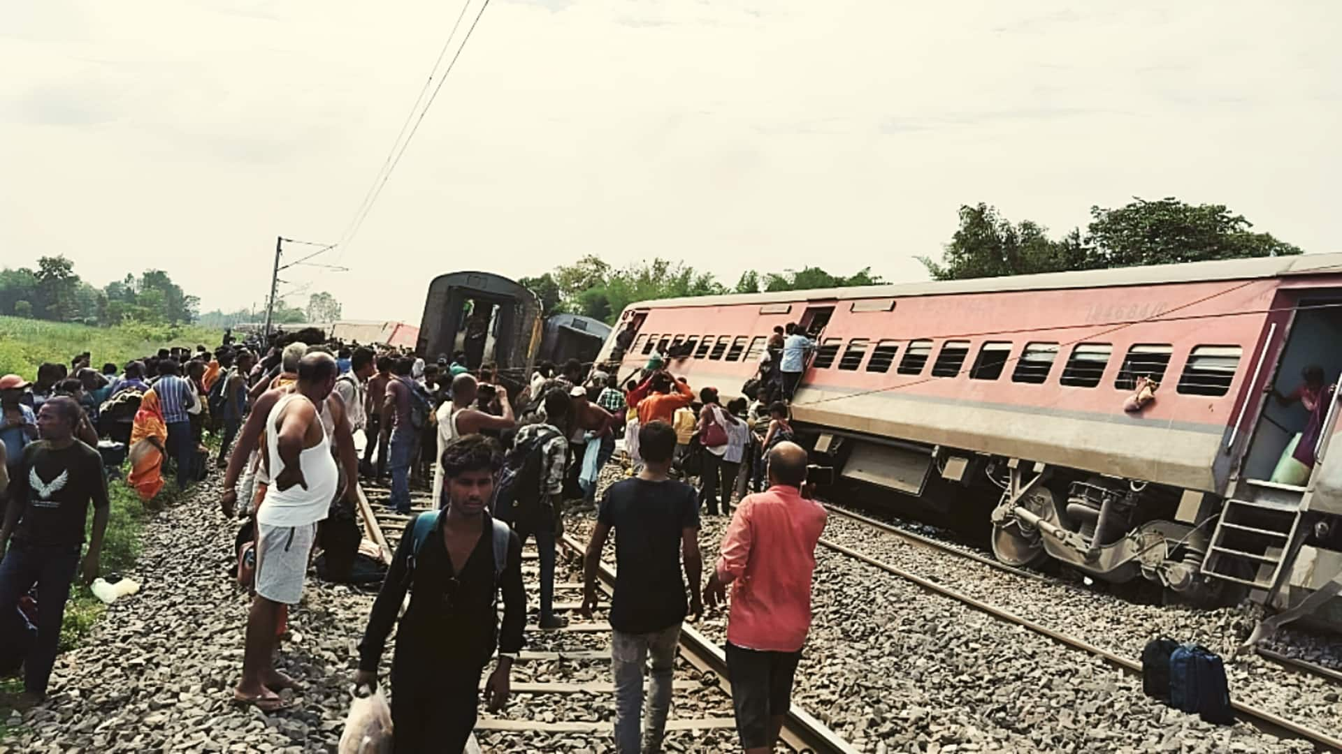 झारखंड में हावड़ा-मुंबई CSMT मेल के 18 डिब्बे पटरी से उतरे, 2 की मौत; 20 घायल