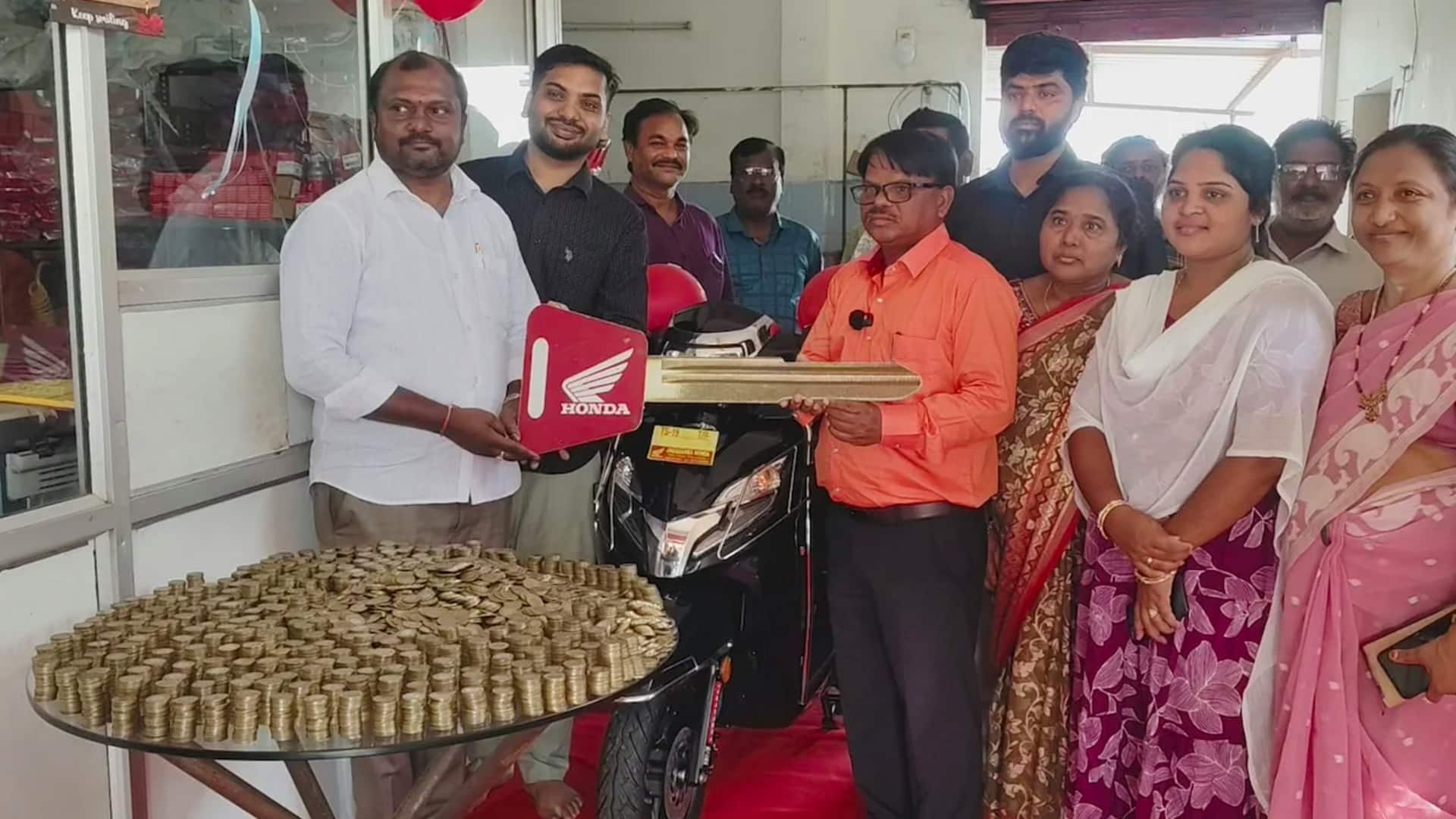 3 सालों तक जमा किए 10 के सिक्कों की पोटली लेकर शोरूम पहुंचा व्यक्ति, खरीदी स्कूटी