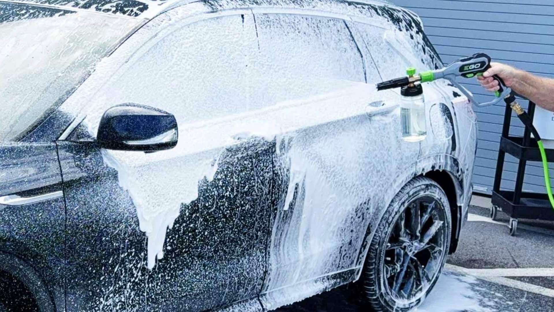 इलेक्ट्रिक कार की धुलाई का तरीका है अलग, अनदेखी पड़ सकती है भारी