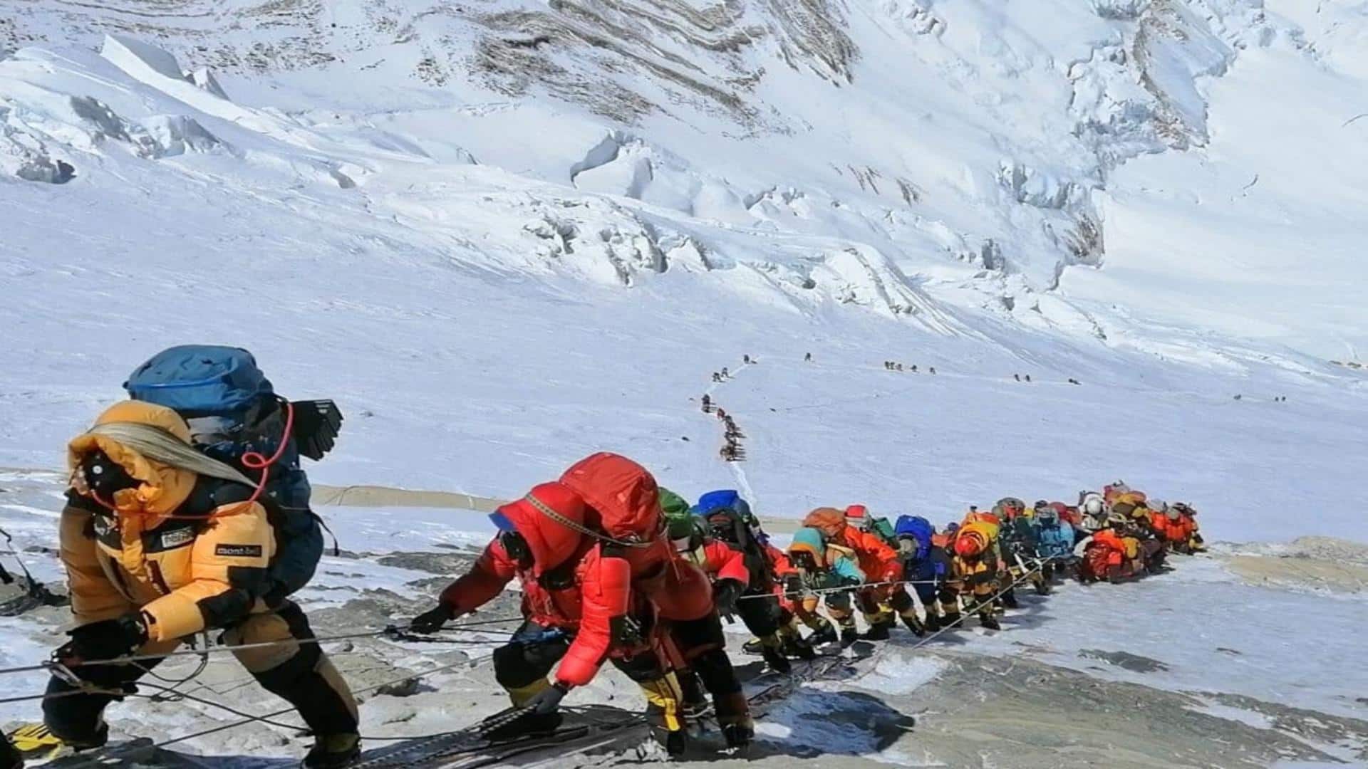 नेपाल माउंट एवरेस्ट में बर्फीले तूफान में फंसे पर्वतारोहियों को बचाने में कैसे कर रहा संघर्ष?