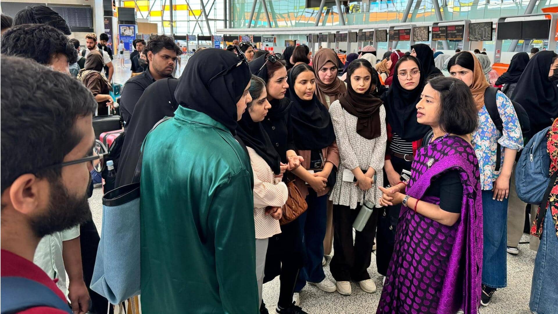 ईरान से सुरक्षित निकाले गए 110 मेडिकल छात्रों को दिल्ली लेकर पहुंचा विमान ईरान से सुरक्षित निकाले गए 110 मेडिकल छात्रों को दिल्ली लेकर पहुंचा विमान