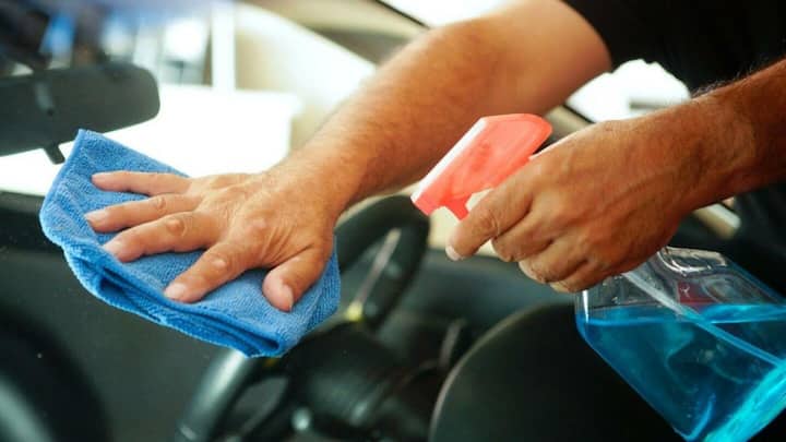कार की विंडस्क्रीन साफ करने के लिए अपनाएं ये तरीका, परेशानी से बचेंगे