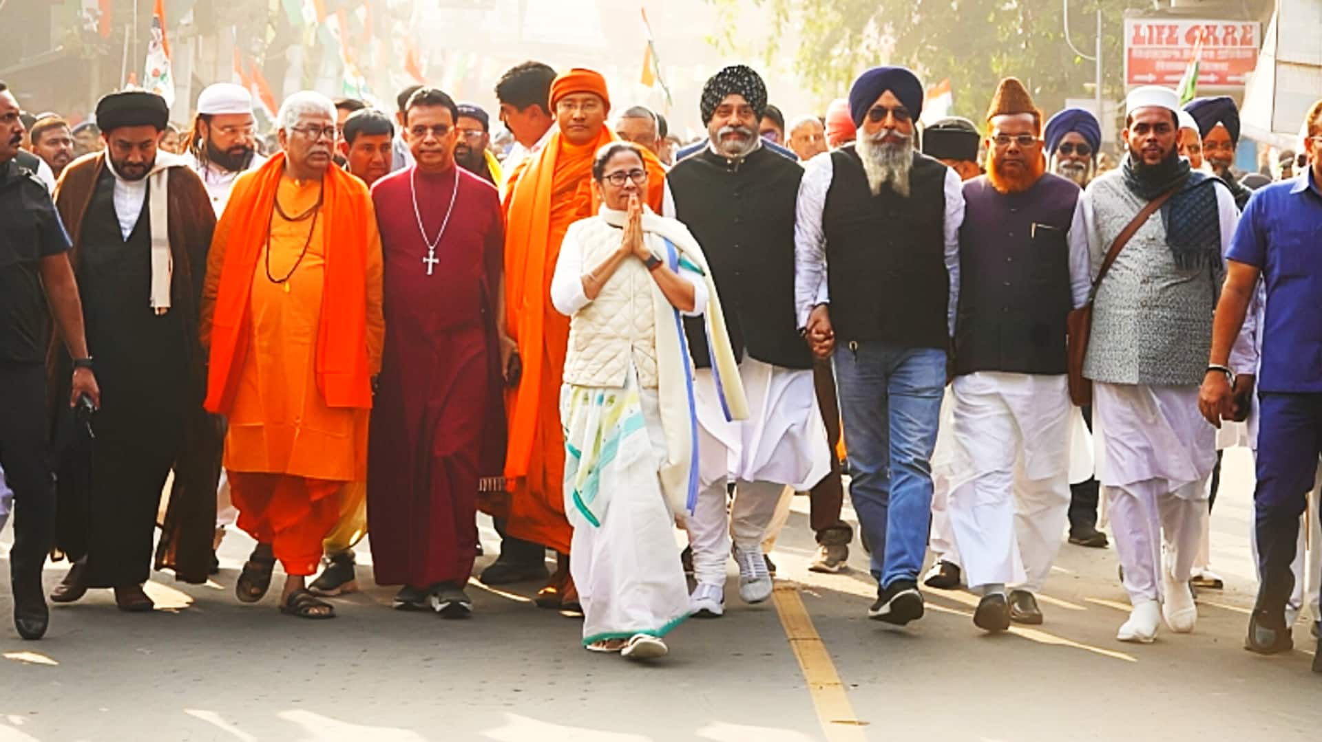 पश्चिम बंगाल: ममता बनर्जी ने निकाली सद्भावना रैली, हाथ पकड़कर साथ चले सभी धर्मों के नेता