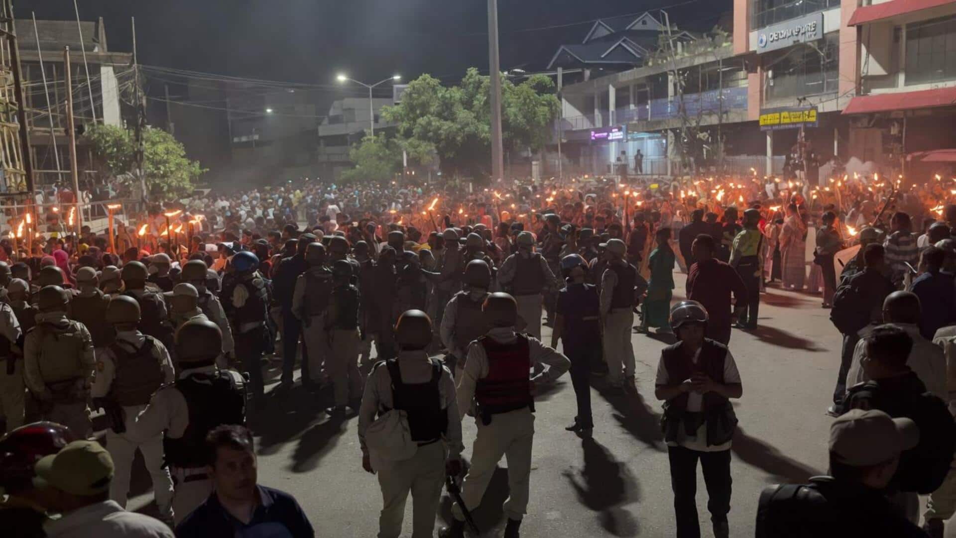 मणिपुर: इंफाल में महिलाओं के मशाल जुलूस के दौरान भड़की हिंसा, आंसू गैस के गोले दागे 