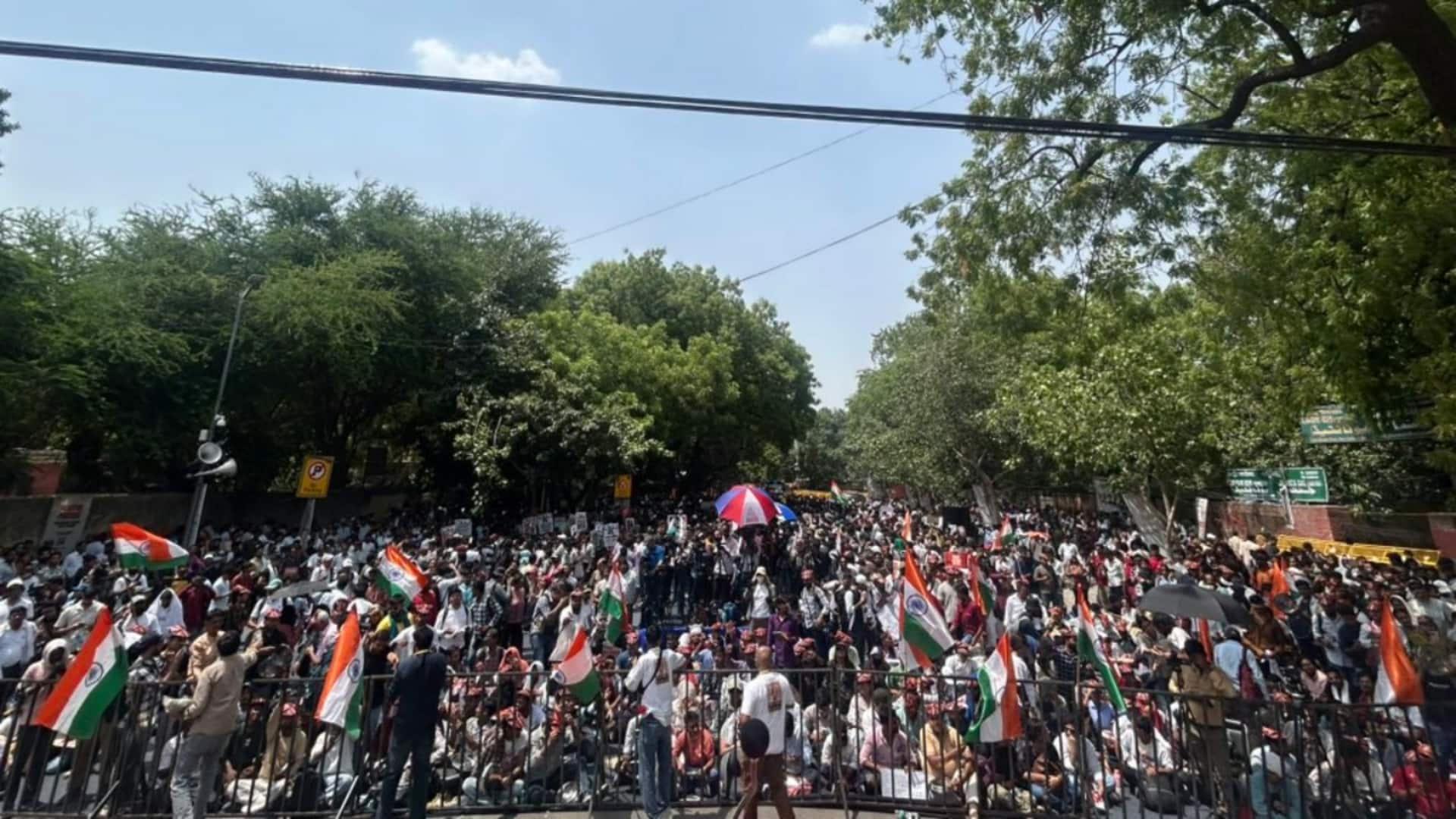 दिल्ली में कॉकरोच जनता पार्टी का फिर प्रदर्शन, थाली-चम्मच बजाकर मांगा शिक्षा मंत्री का इस्तीफा