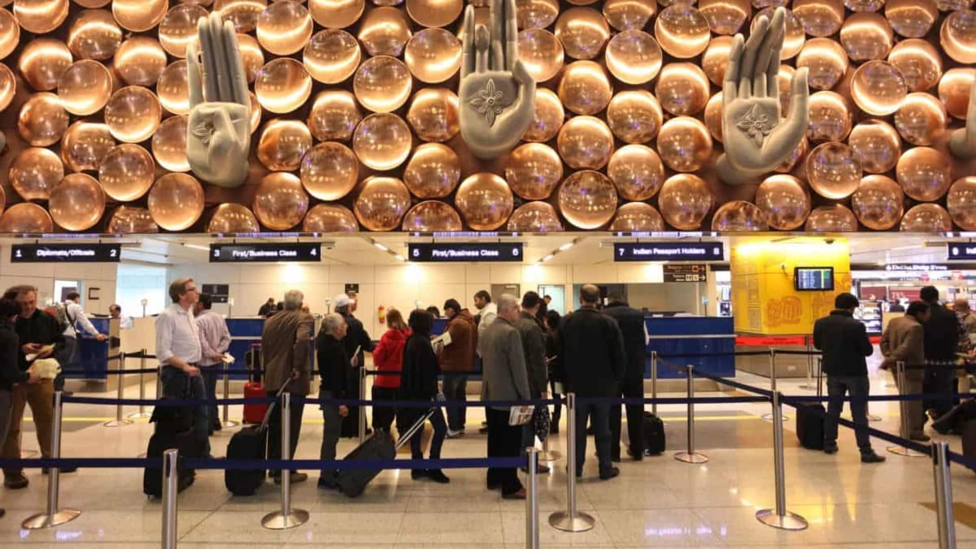 कोहरे ने हवाई यात्रियों की बढ़ाई मुश्किल, विमानन प्राधिकरण ने जारी की एडवाइजरी 