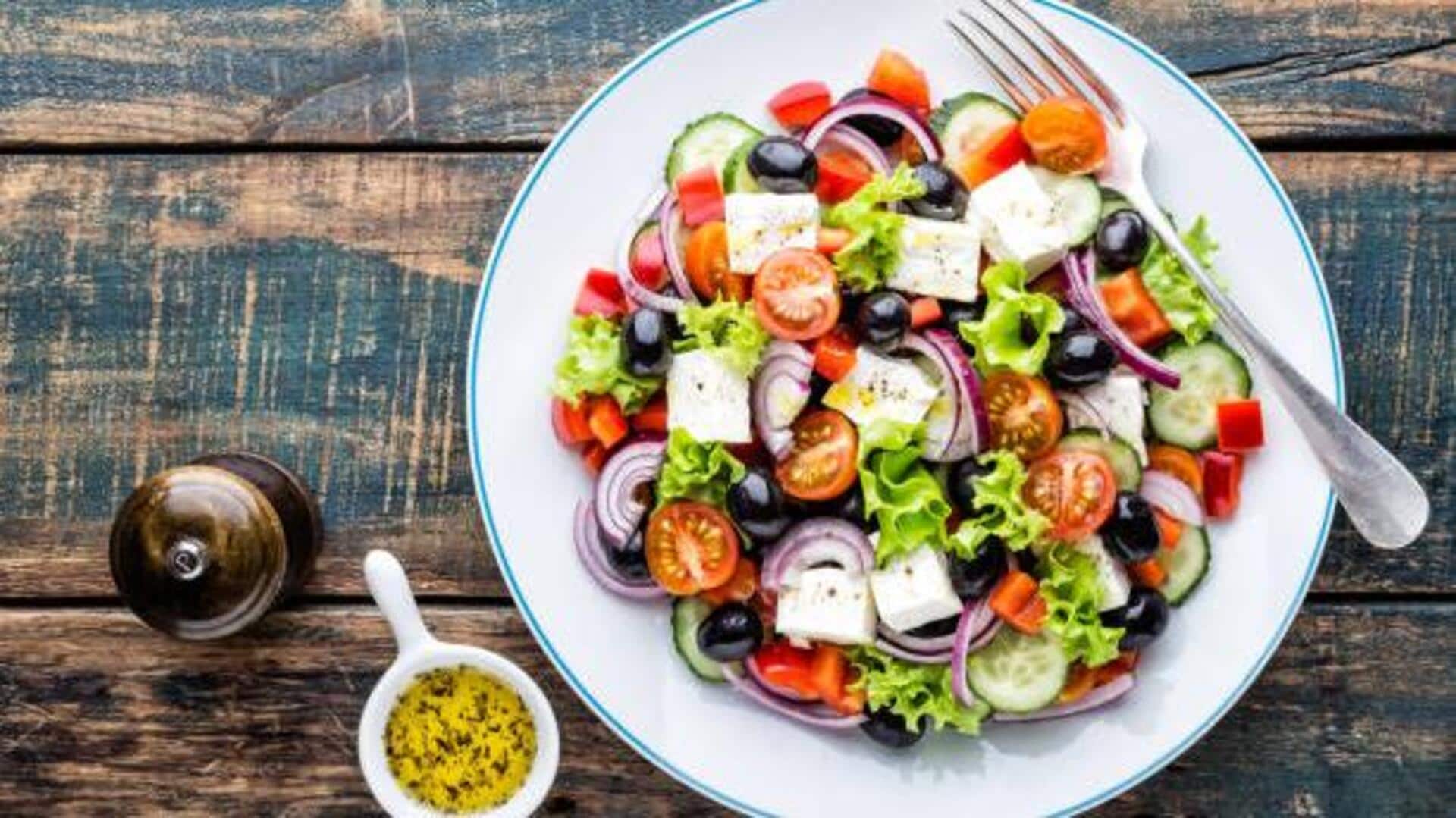 ताजगी से भरपूर ग्रीक सलाद को घर पर बनाने के लिए अपनाएं ये आसान तरीका