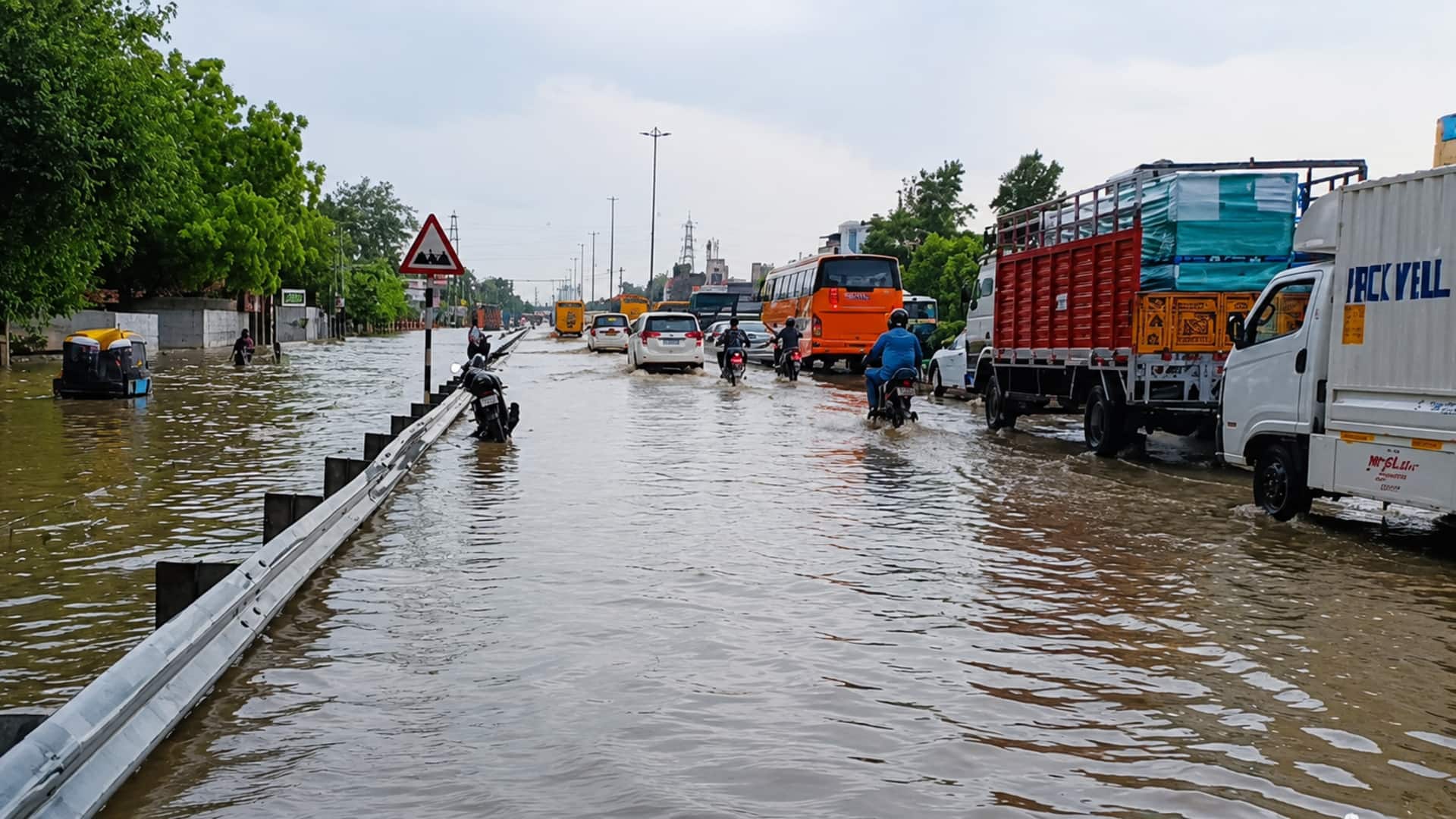 गुरूग्राम में भारी बारिश के कारण 'वर्क फ्रॉम होम' लागू, दिल्ली में भी रेड अलर्ट जारी