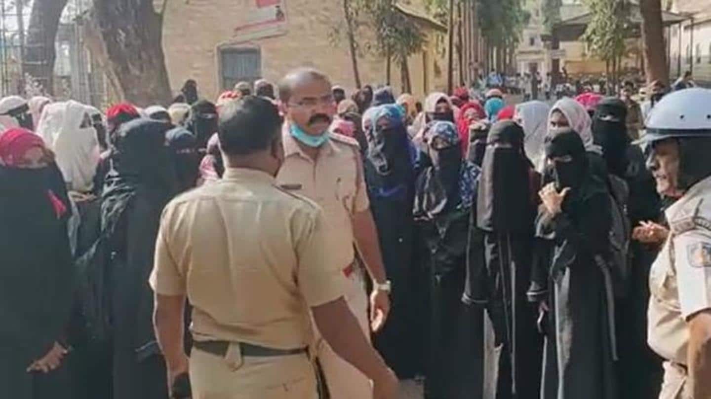 कर्नाटक: हिजाब पहनकर आई छात्राओं को प्रवेश नहीं, कॉलेजों ने दिया कोर्ट के आदेश का हवाला