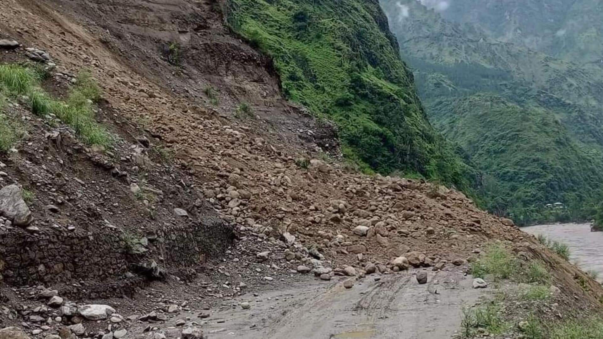 उत्तराखंड: भूस्खलन के कारण बद्रीनाथ राष्ट्रीय राजमार्ग मलबे से पटा, मार्ग अवरुद्ध