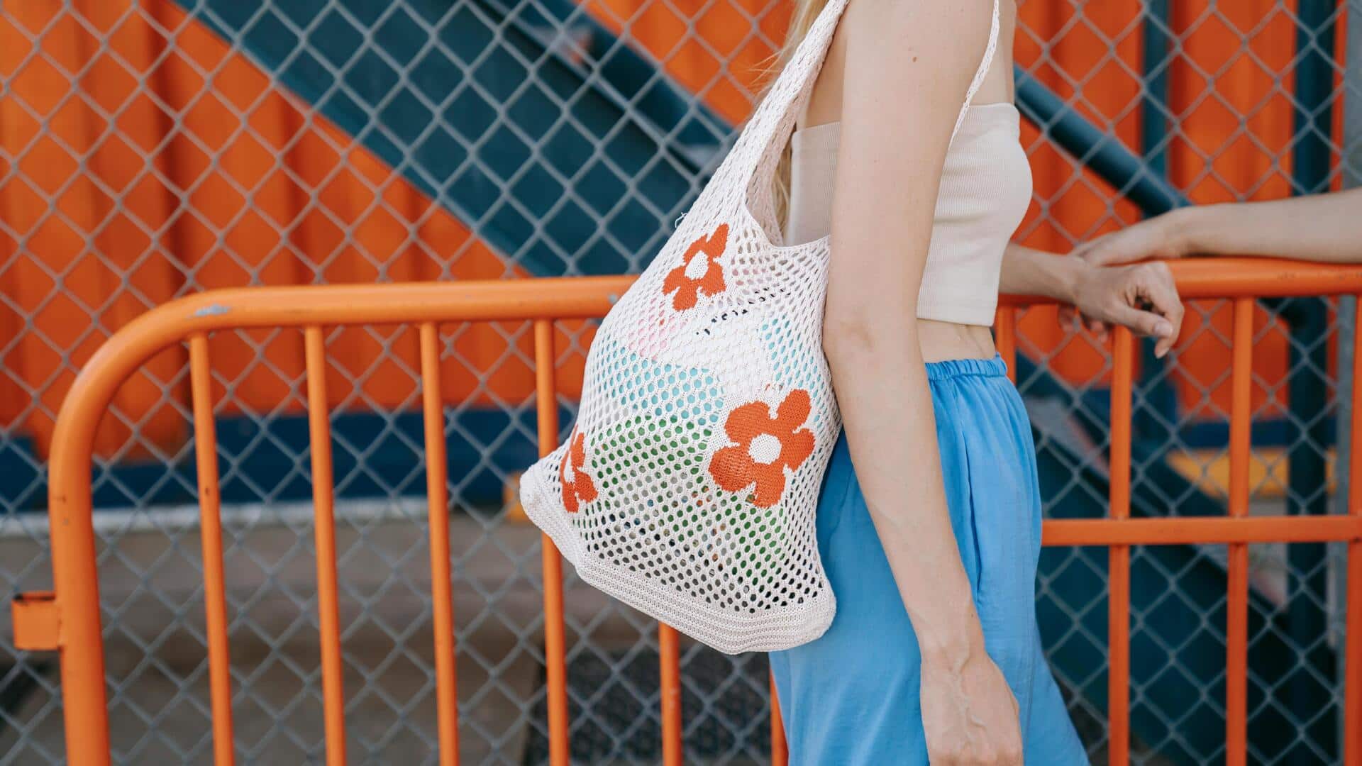 गर्मियों के दौरान अपने बैग में हमेशा रखें 5 जरूरी चीजें, होगा फायदा