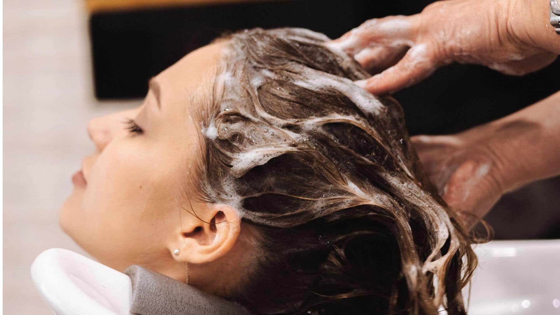 रूखे बालों की देखभाल के लिए क्यों चुनें सल्फेट-फ्री शैंपू? जानिए 5 फायदे