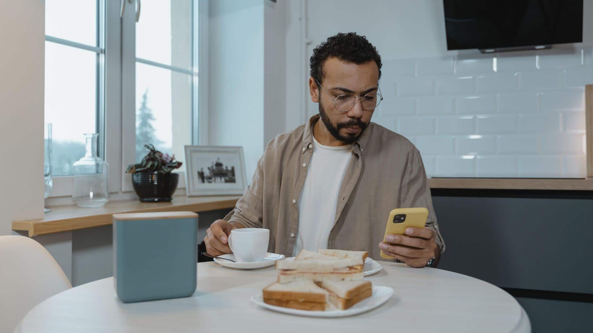 खाने-पीने की कुछ आम गलत आदतें, जिन पर आपको करना चाहिए दोबारा विचार