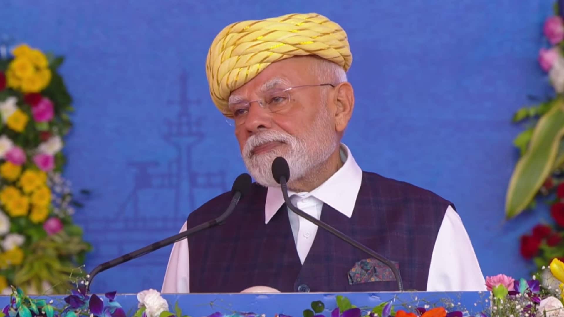 प्रधानमंत्री ने गुजरात में 34,000 करोड़ की परियोजनाओं का किया शिलान्यास, आत्मनिर्भर बनने की अपील की प्रधानमंत्री ने गुजरात में 34,000 करोड़ की परियोजनाओं का किया शिलान्यास, आत्मनिर्भर बनने की अपील की