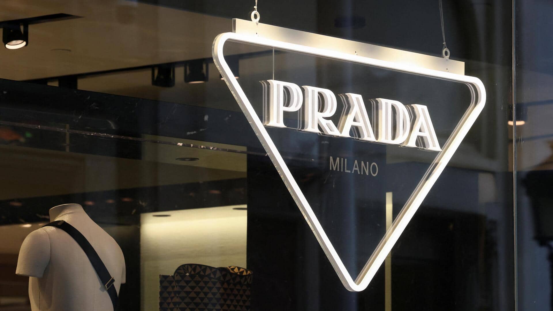 प्राडा ने 47 साल पुराने फैशन ब्रांड वर्साचे को खरीदा, जानिए कितनी चुकाई कीमत 