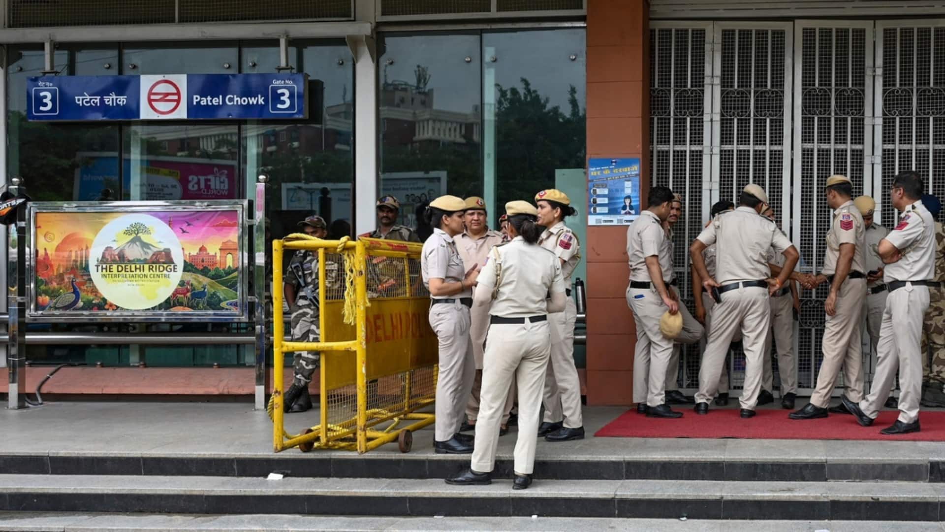 दिल्ली मेट्रो बंद करने से जुड़ी अवमानना याचिका पर सुप्रीम कोर्ट रविवार को करेगा विशेष सुनवाई