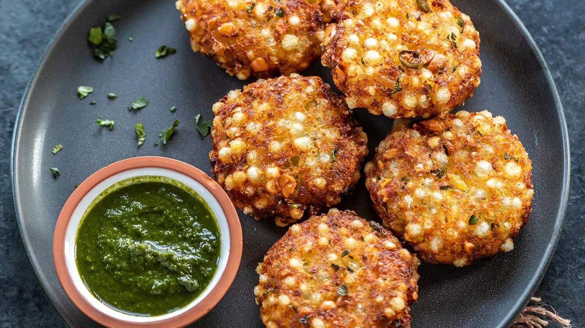 घर पर आसानी से बनाया जा सकता है स्ट्रीट स्टाइल साबूदाना वड़ा, जानिए रेसिपी