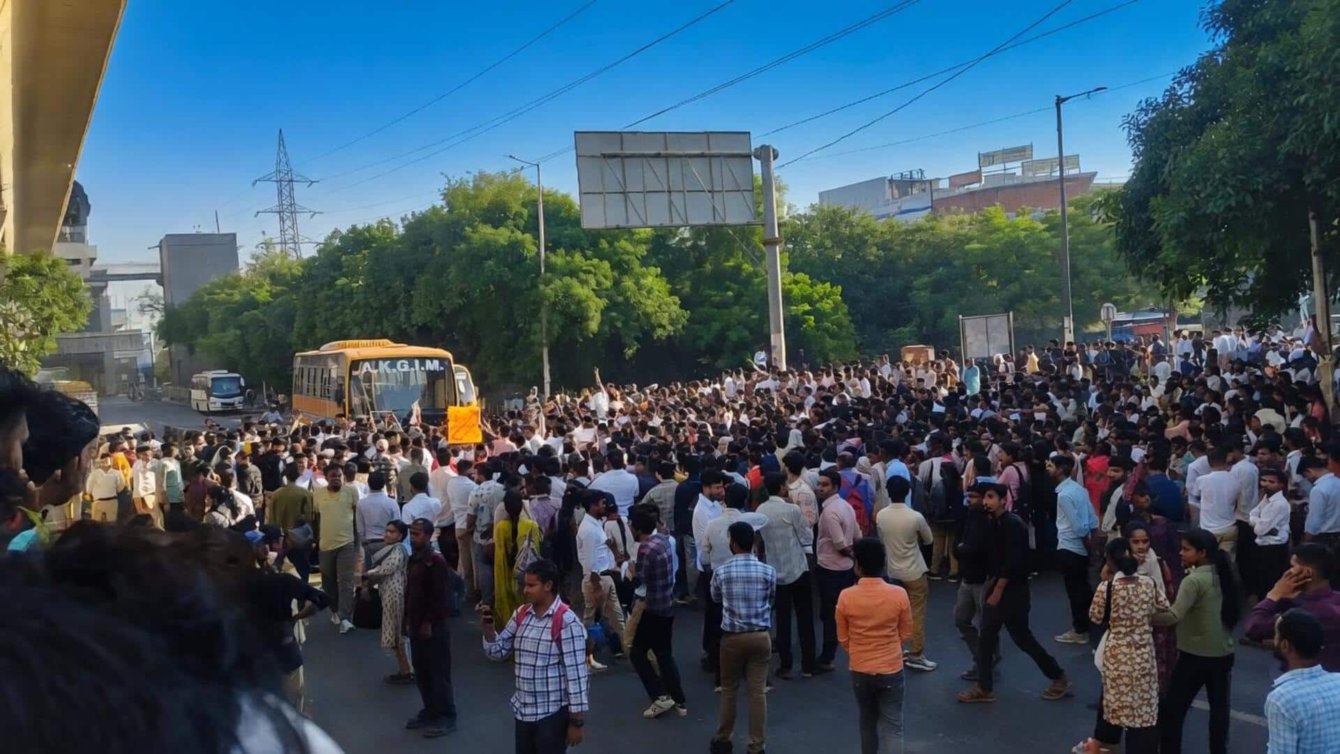नोएडा में कंपनी कर्मचारियों का विरोध-प्रदर्शन हिंसक हुआ, तोड़फोड़ और आगजनी