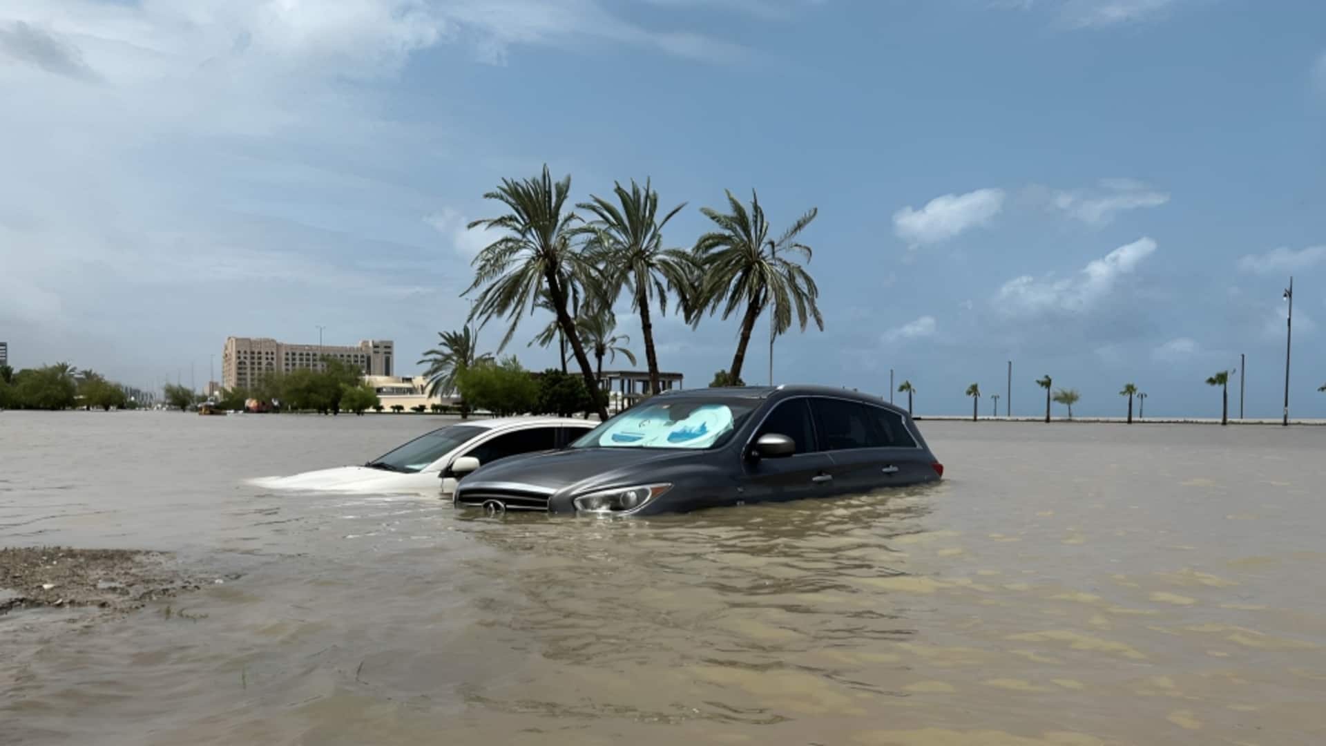 UAE: दुबई में भारी बारिश से जलमग्न हुआ हवाई अड्डा, घरों में भी घुसा पानी