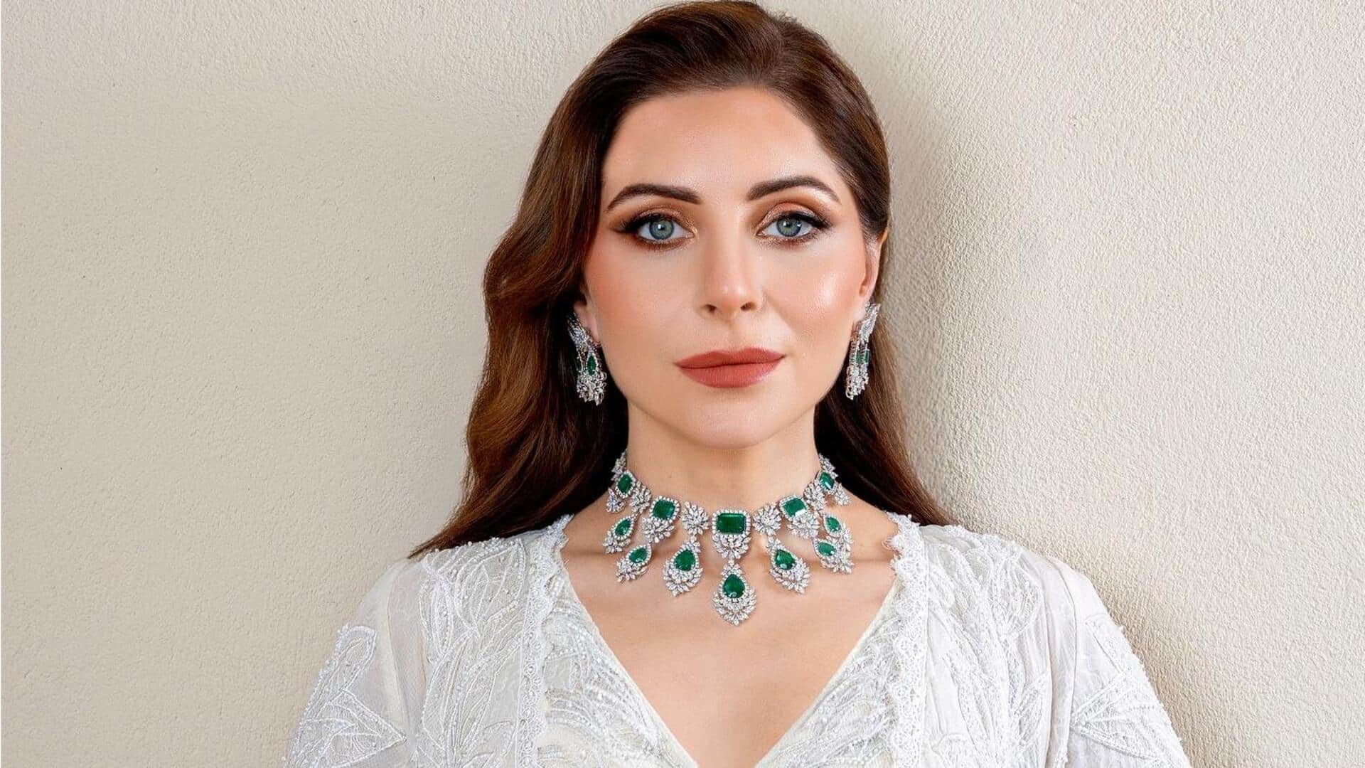 गायिका कनिका कपूर के साथ स्टेज पर हुई बदसलूकी, चौंकाने वाला वीडियो वायरल