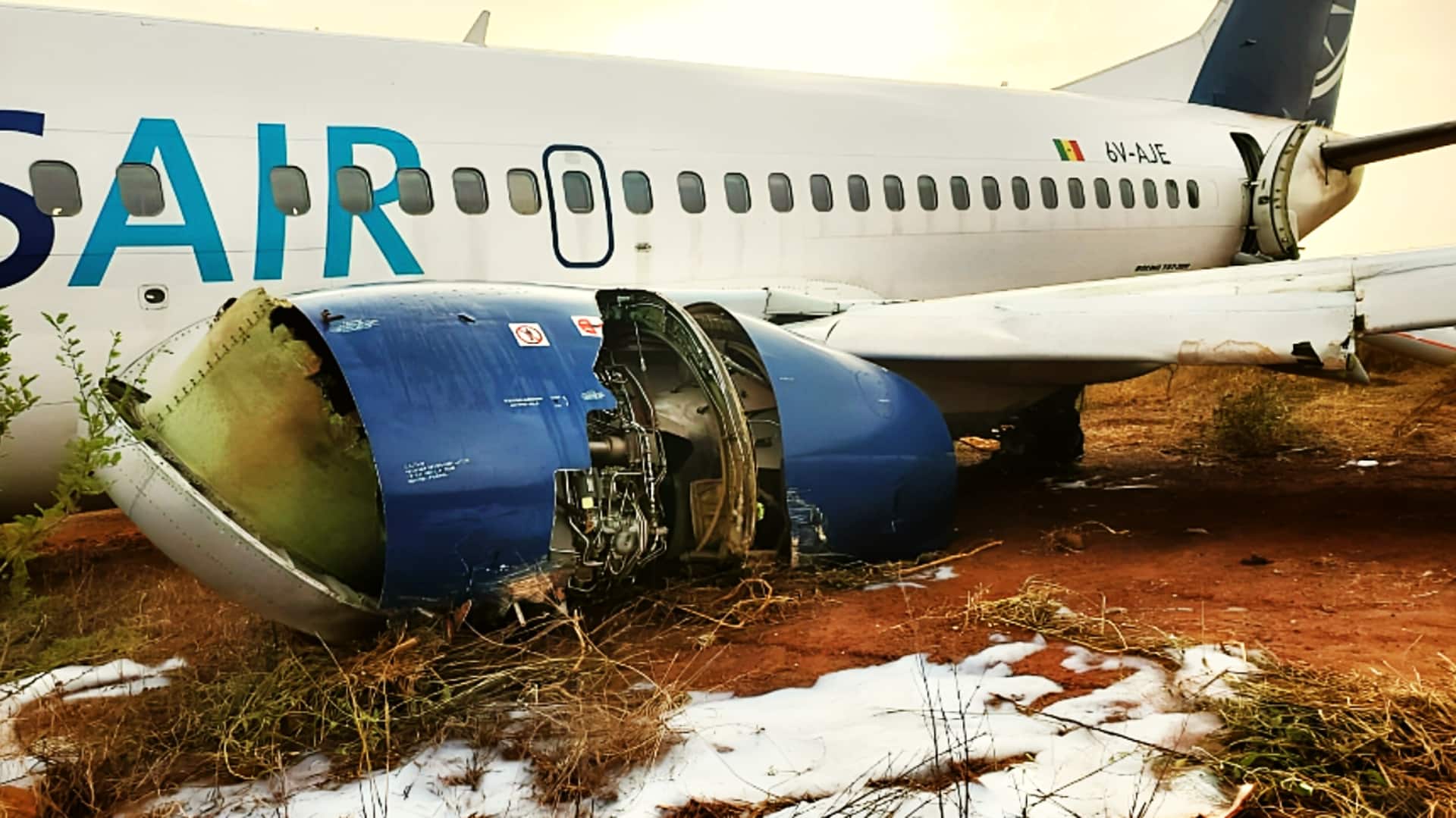 सेनेगल में उड़ान भरते समय विमान हवाई पट्टी पर फिसला, 11 यात्री घायल 