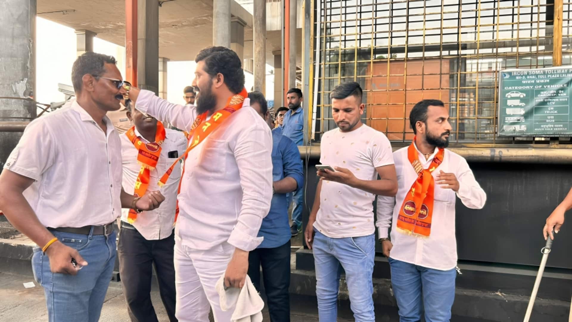 महाराष्ट्र के ठाणे में रैली निकालने जा रहे MNS कार्यकर्ताओं को हिरासत में लिया गया महाराष्ट्र के ठाणे में रैली निकालने जा रहे MNS कार्यकर्ताओं को हिरासत में लिया गया