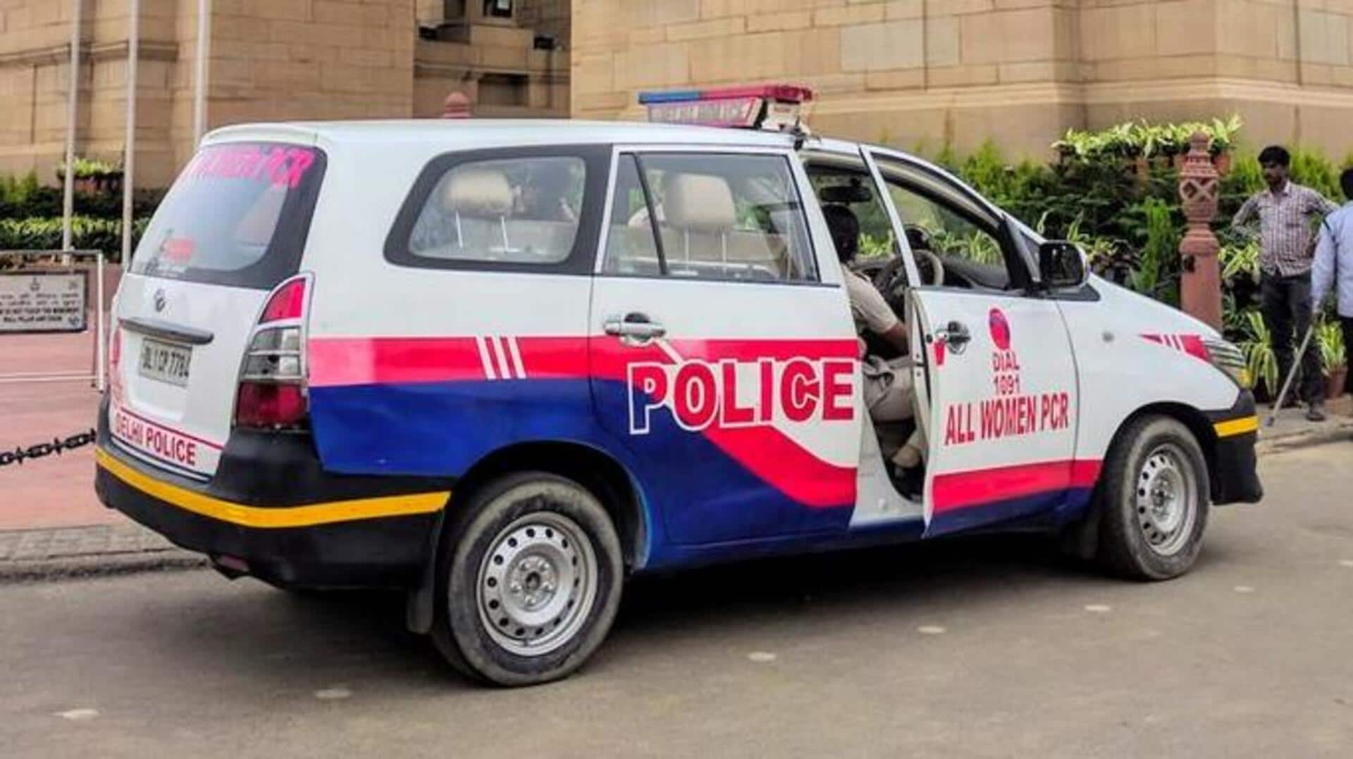 दिल्ली: बोनट पर लटका था व्यक्ति, 2 किलोमीटर तक कार दौड़ाता रहा चालक 