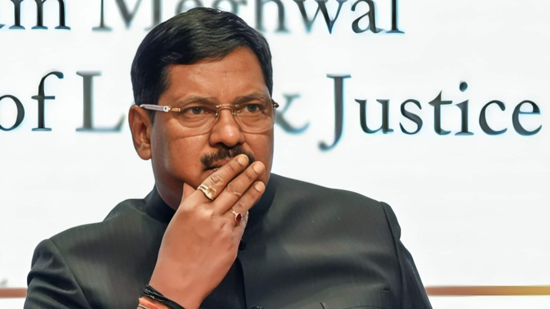 CJI गवई ने जूता फेंकने की घटना पर चुप्पी तोड़ी, कहा- मेरे लिए भूला हुआ अध्याय CJI गवई ने जूता फेंकने की घटना पर चुप्पी तोड़ी, कहा- मेरे लिए भूला हुआ अध्याय